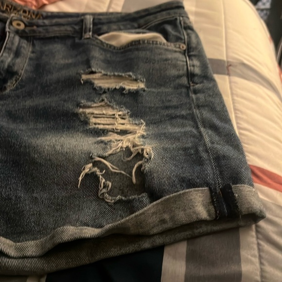 Slightly used juniors girls size 17 Arizona jeans shorts. From a smoke free home - Picture 3 of 5